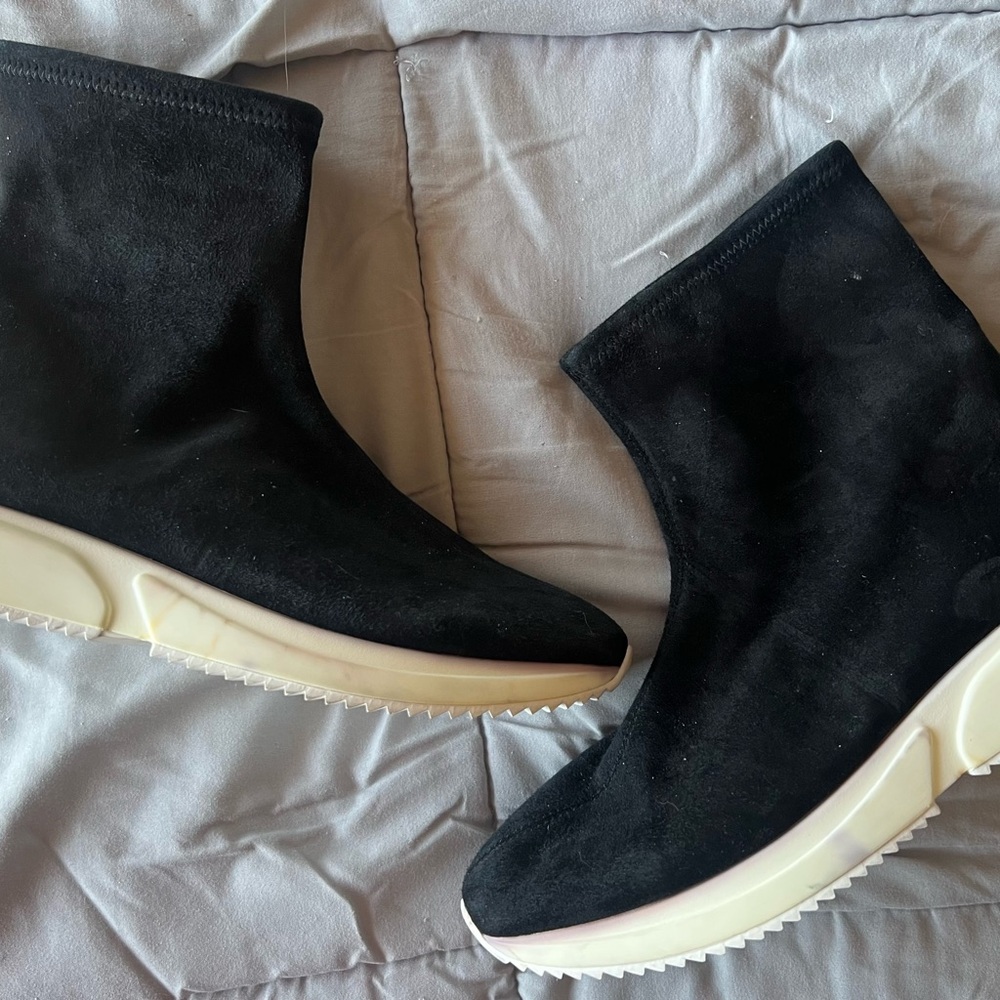 Stuart Weitzman Margot suede sneaker size 6.5 D